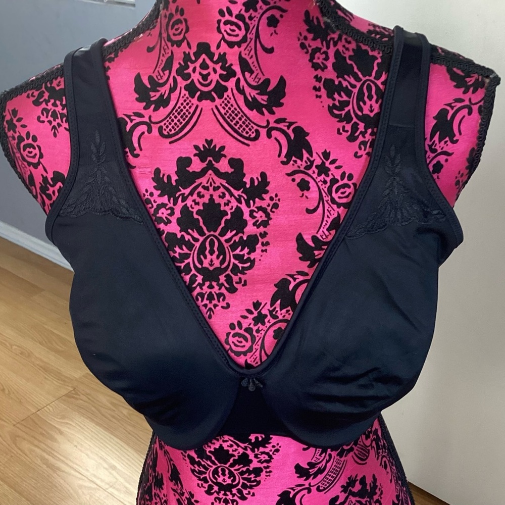 Elegant Black Bra with Intricate Design